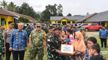 Tim Wasev TMMD ke-130 Kodim 0206/Dairi Didampingi Dansatgas Salurkan Bantuan Sembako