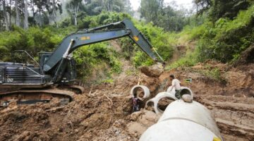 Satgas TMMD ke-130 Pasang Gorong-gorong pada Pembukaan Jalan Menuju Huntara